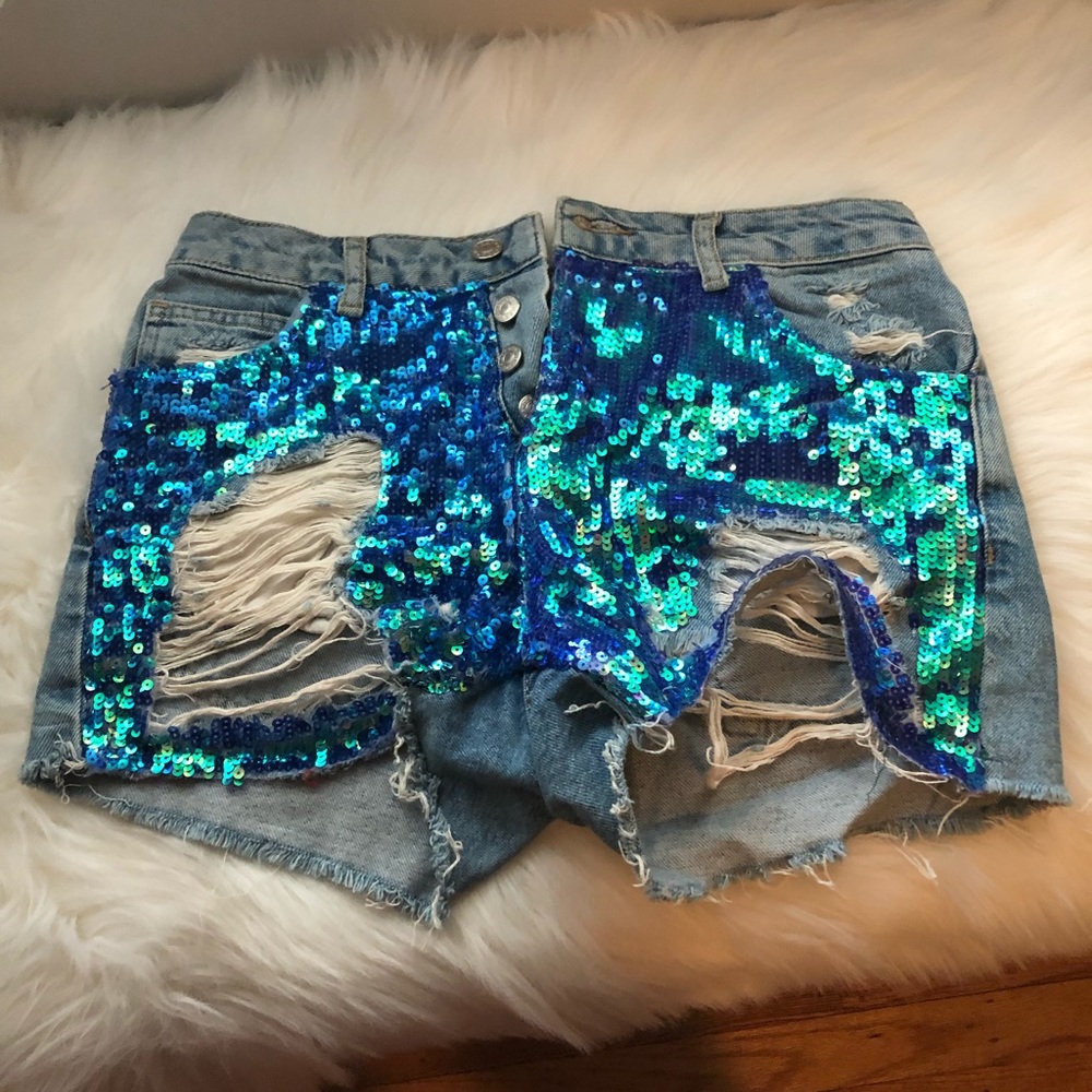 Lovely sequence shorts, with distressed fit